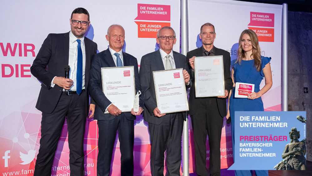 Preisträger und Moderatorin der Gala Bayerischer Familienunternehmer des Jahres 2022