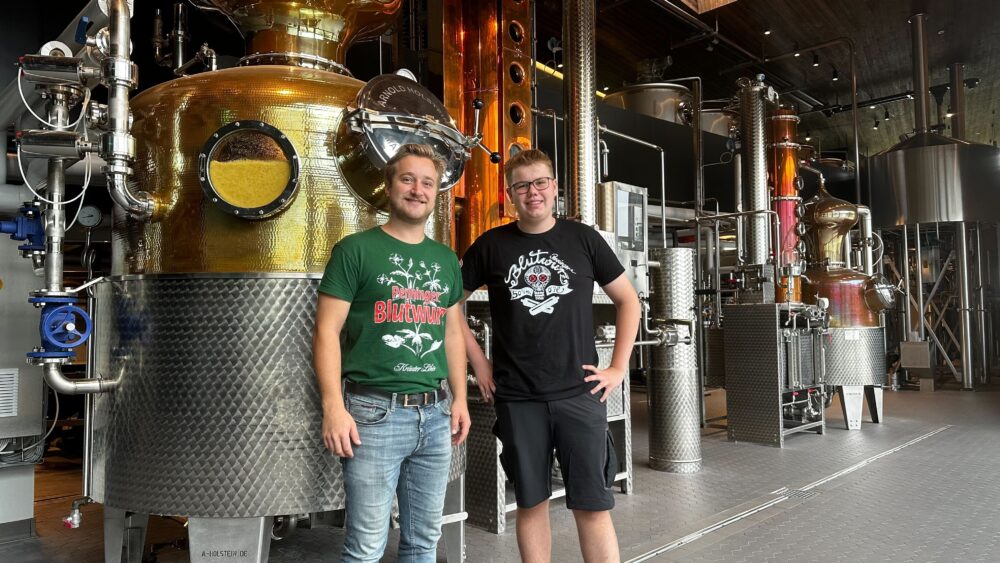 Destillateurmeister Lukas Schützeneder (links im Bild) und Auszubildender Paul Duschl (rechts im Bild) in unserer Brennerei.